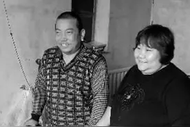 2012年，河北一男子因没钱看病，为求生强忍剧痛锯掉患病右腿图片