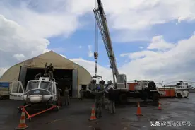 中国蓝盔帮忙修飞机，外国友军直呼专业图片