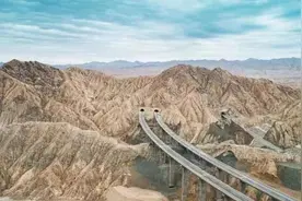 穿越两大“无人区”！新疆依若公路建成通车图片