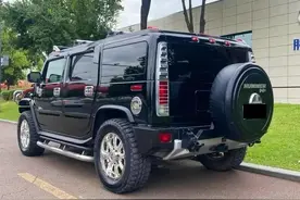 车很大。油耗高。悍马h2重装版炒冷饭。图片