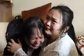 6岁女儿与父母失散，19年后在人群中认出生父，父亲大感意外图片