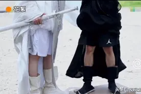 你不知道的拍戏幕后，镜头看不见的位置，王一博露着光腿图片