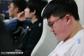 UZI躲队友大招图火了！乌兹赛后自闭，RNG超话过年，Weiwei遭爆破图片