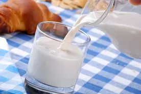 牛奶中全是防腐剂，不仅有毒还致癌？3种“牛奶”才真的要少喝图片