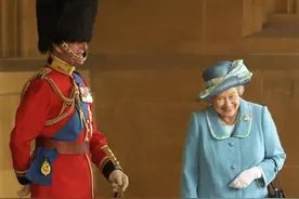 英女王葬礼今天举行，相伴七十多年，18岁的菲利普亲王第一次见伊丽莎白二世，竟然不情愿？图片