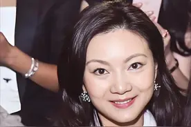 恩爱了24年，74岁张艺谋衰老“萎缩”，43岁陈婷正绚烂如花图片