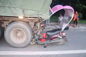 危险！摩托车、电瓶车加装伞棚危害大！图片