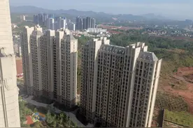 香港公屋住户：房委会通过冻结公屋入息限额图片