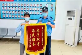 老人受伤摔倒，扶不扶？他们用行动回应图片