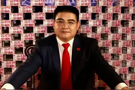 他把现金堆成山，高调捐款20亿后“消失”，如今出现在家种地？图片