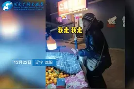 残疾男子寒风中边卖橘子边看书惹人泪目：打预防针出现意外，靠出摊卖水果挣钱图片