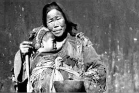 49年一女乞丐来到政府门口被拒，她：我不是乞讨，找县委书记有事图片