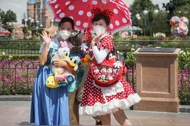 “我的快乐回来了！”首批游客带着心爱的玩偶享受奇妙之旅图片