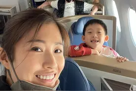 洪天明和妻儿在内地团聚分享温馨日常 两个儿子同时亲吻其脸颊图片