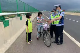 俩女生骑车误上高速海口交警及时帮助脱险图片