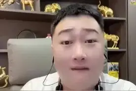 又搂又抱：二驴酒吧和女子亲密被拍！图片