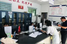 「解放思想谋发展 转变作风办实事」咸阳市公安局秦都分局吴家堡派出所加班加点为群众办理居住证图片