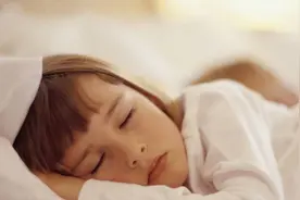 非要摸着妈妈的耳朵才睡，孩子的这些小怪癖，其实在表达另类饥饿图片