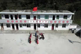 “撤点并校”实施20年，消失328672所小学！乡村学校撤与留的思考图片
