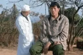 湖南少女14岁身高2.3米，比姚明还高，一顿吃2斤饭，鞋穿60码图片