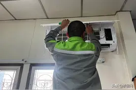 蛇钻入空调身体被绞落在地 泰国居民被吓得不轻图片