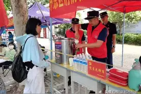 高考第一场，郑州中原消防员为考生去除衣服上的金属制品 确保考生顺利进入考场图片