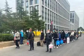 徒步返乡事件后，劳务中介为富士康招工，一级中介招一人有1500元提成图片