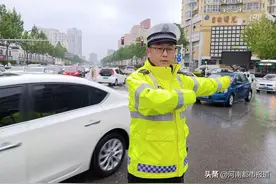 商丘交警一大队雨中疏导忙全力保畅通图片