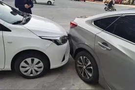 “我全责撞破对方隐形车衣，保险会理赔吗？”，答案多数人想不到图片