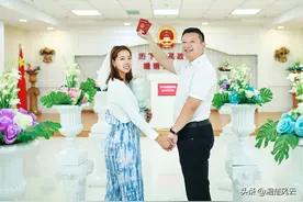 顾玉婷结婚了！小黑打扮得漂漂亮亮，与先生一起领证，队友送祝福图片