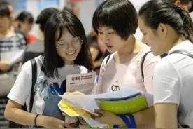 八十年代：中专毕业可当医生，市医院最年轻的住院医师只有十八岁图片