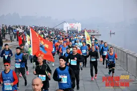 与冠军一起奔向新的一年 首届兴隆湖新春环湖跑鸣枪开跑图片