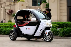 雅迪推出这2款电动小三轮，适合65岁到80岁老年人用，不要驾驶证图片