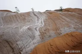 景区最震惊一幕曝光：那个爬上丹霞地貌拍照打卡的游客，到底有多自私？图片