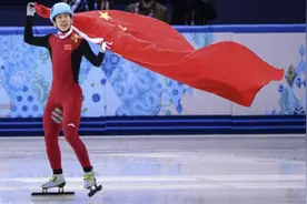 冬奥会短道速滑接力赛！韩国队摔倒，知名解说没忍住：摔得好图片