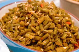 腌制酸豆角，只放盐容易坏，68岁老奶奶教2招放上一年都不会坏图片