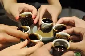 男性长期“不喝酒”，身体会有哪些变化？别不信，5个现象很明显图片