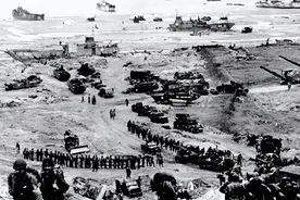 二战最强“装死男”，跳伞失误被挂在教堂尖上，这一挂就是75年图片