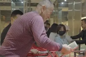 重25公斤价值上千万的金砖，被大爷单手抓起拿回家了？山东招远回应：没这么简单！上万人挑战至今无人成功图片