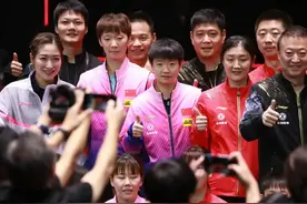 国乒四朵金花再同框，孙颖莎三冠加身占据c位，刘诗雯笑的最灿烂图片