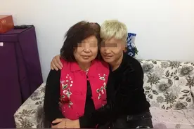 58岁退休大妈嫁给32岁流浪汉，每天伺候洗澡洗脚，大妈：我们真爱图片