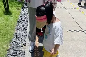 陈赫罕晒一家四口，与张子萱一人带一娃，安安穿水晶鞋像小公主图片