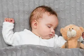 孩子睡觉总出汗，这两种情况下建议去看医生图片