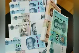 去潮汕地区探亲，我见人就派红包，回到家拆开娃的红包，太尴尬了图片