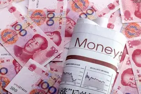 银行职员错将800元打成800万，且储户将钱花光，责任谁来承担？图片