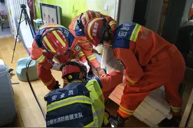 白银会宁2岁男童钻进洗衣机被卡 消防紧急上门救援图片