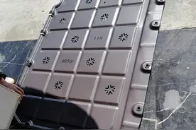 比亚迪宋plus dmi：安装电池护板，终见底盘真面目图片