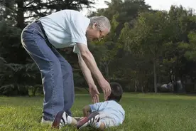 孩子摔倒了，要不要理他？父母的做法，真的很重要图片