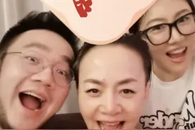 62岁宋丹丹海南过春节，容光焕发超年轻，携儿子儿媳妇比心送祝福图片