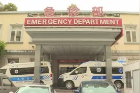 告别“先行垫付”！急救车实现刷医保卡结算图片